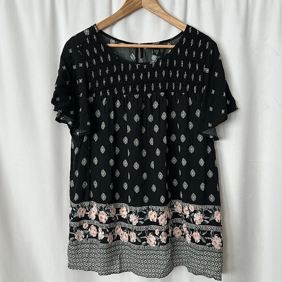 torrid Tops - Torrid Cute Black Floral Short Sleeve Shirt Top **Size 1** 🌸🌸